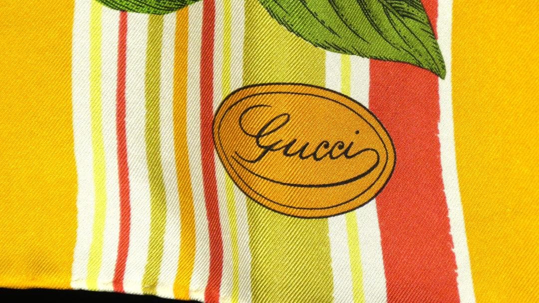 美品　GUCCI グッチ　大判シルクスカーフ　D503