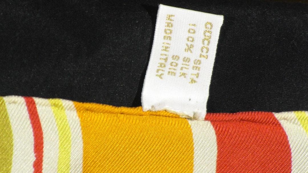 美品　GUCCI グッチ　大判シルクスカーフ　D503