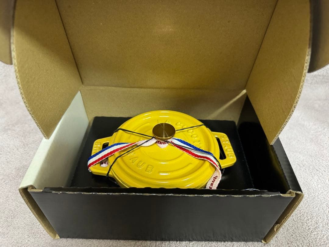 【新品•未使用】STAUB ココットラウンド10cm シトロン ブラスノブ