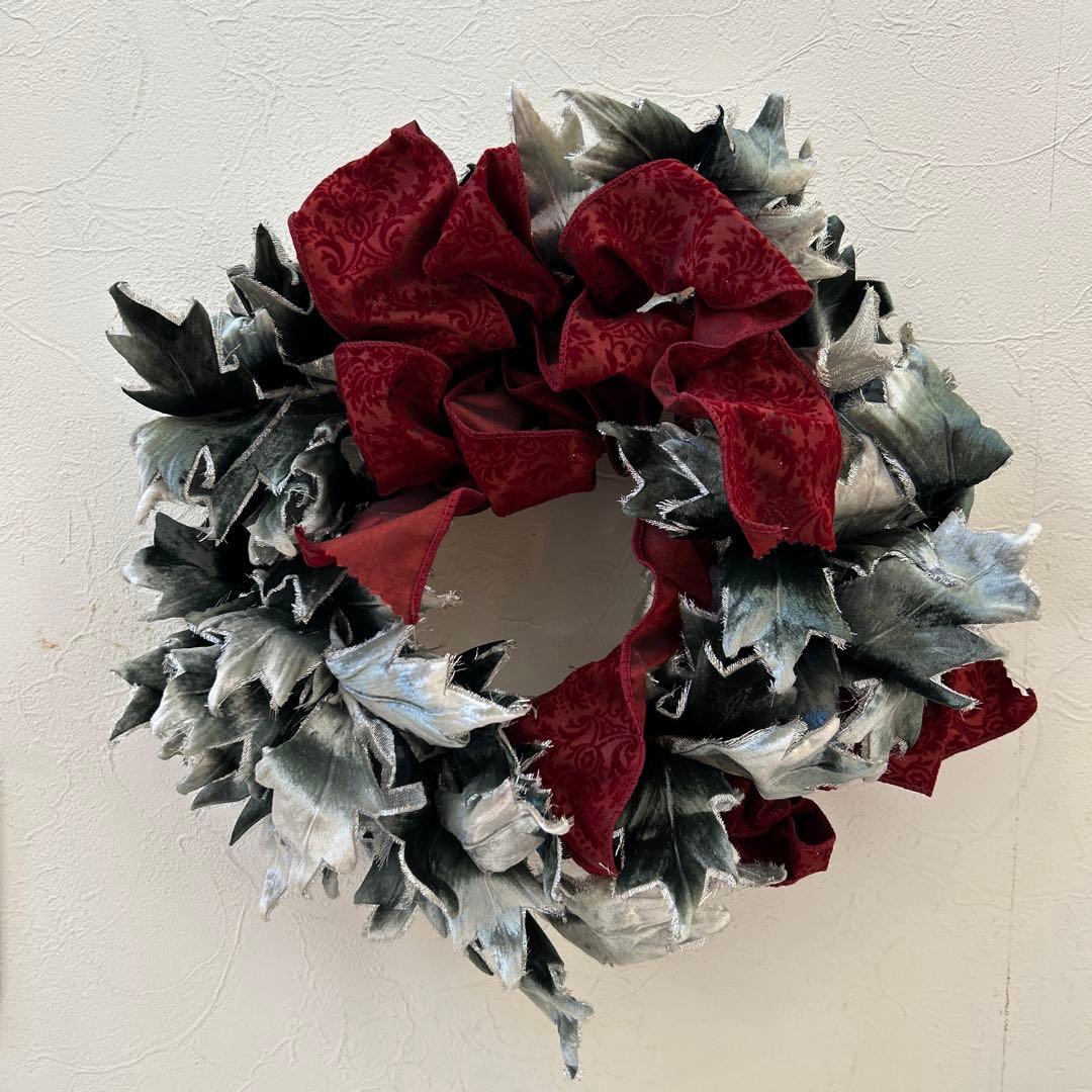 柊の葉っぱリース　ハンドメイド　アートフラワー　赤リボン付き